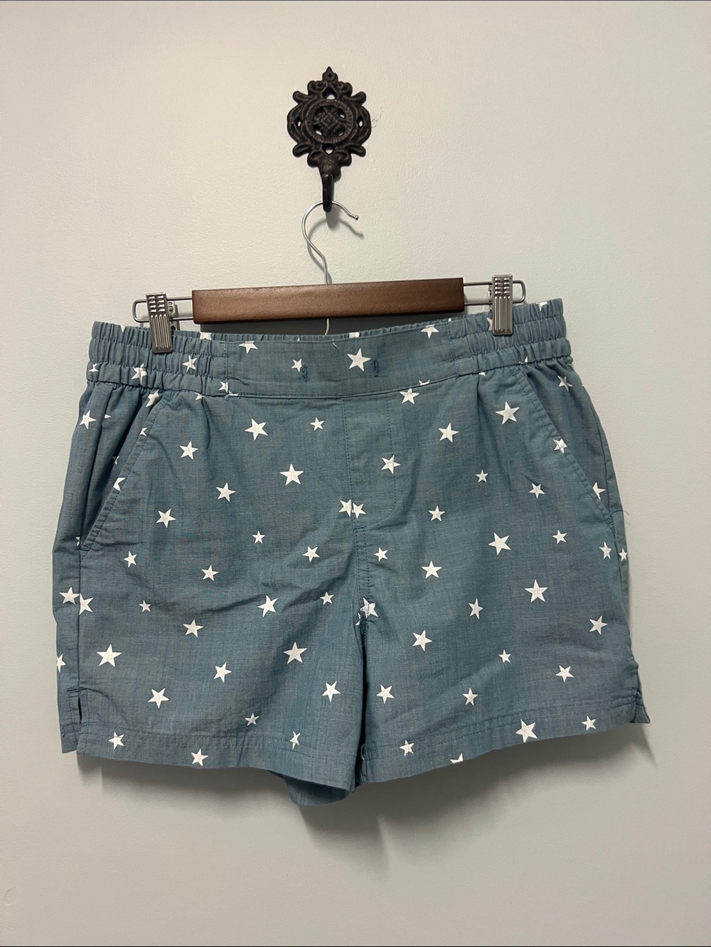 Magellan Outdoors Light Blue Star Print Women's Shorts with Pockets